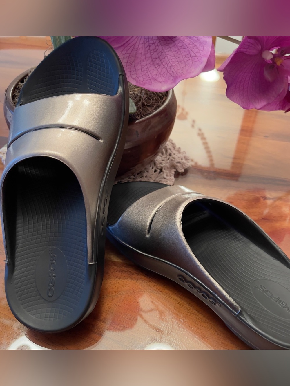 Oofos women’s/Men’s Metallic Charcoal Slide Sandals